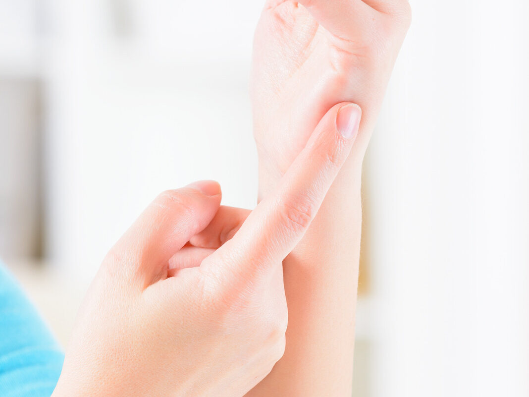 Massage bien-être Kinésiologie main Nadège Quimperlé EFT point